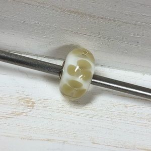 White Trollbead with Flowers